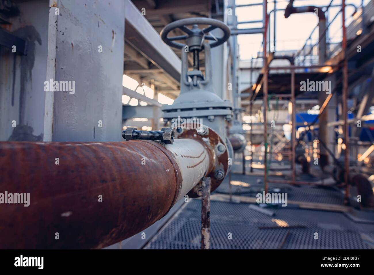 Nouveaux conduits de procédé installés avec vannes d'arrêt installées Banque D'Images