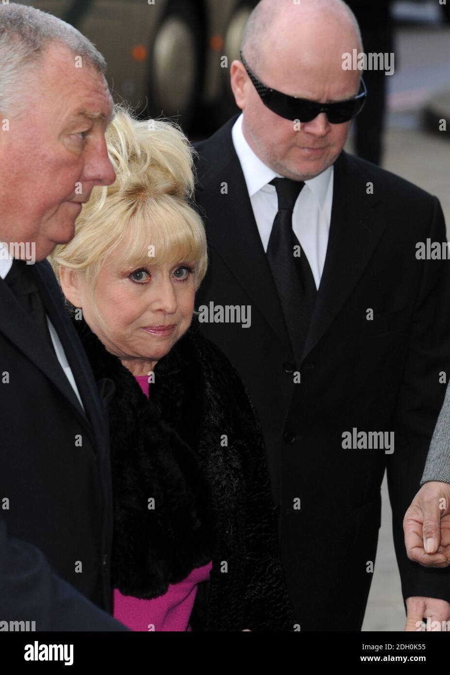 Barbara Windsor assiste aux funérailles de Wendy Richard à l'église paroissiale St Marylebone, Marylebone Road, dans le centre de Londres. Banque D'Images