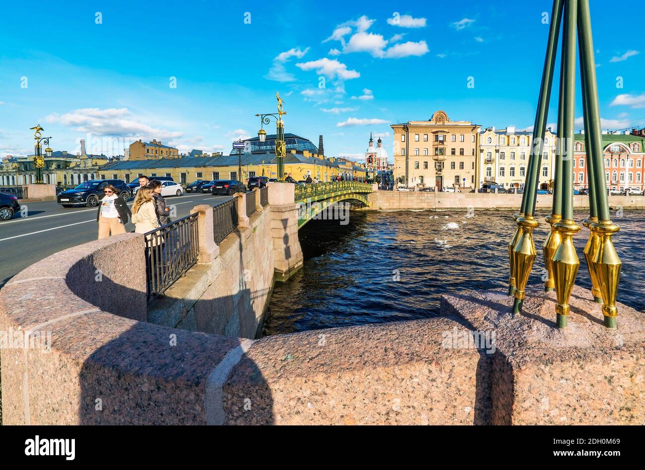 Saint-Pétersbourg, le pont de Panteleimon, au-dessus de la rivière Fontanka, est décoré de sculptures et de lanternes dorées Banque D'Images