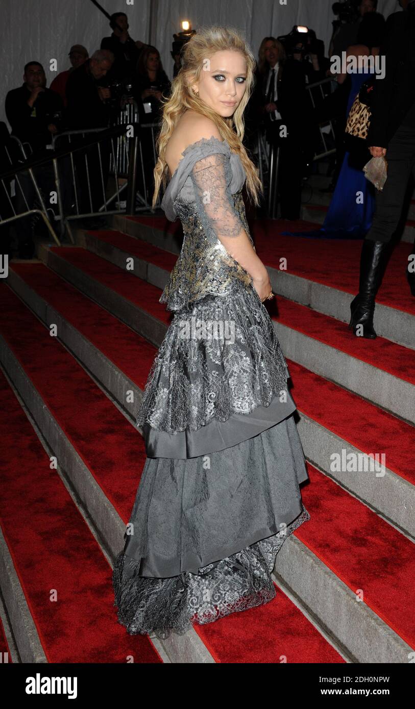 Mary Kate Olsen arrivant au modèle en tant que Muse, incarnant la mode, le Gala de l'Institut de costume, le Metropolitan Museum, New York, États-Unis Banque D'Images