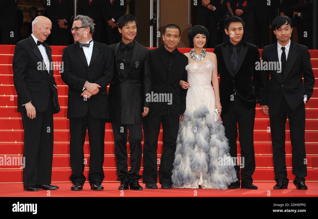 (Gauche - droite) Gilles Jacob, le directeur du Festival de Cannes, Sylvain Bursztejn, Sicheng Chen, le directeur Lou Ye, Zhuo Tan, Hao Qin et Wei Wu lors de la première de la fièvre printanière qui s'est tenue au Palais des Festivals. Partie du 62e Festival de film, Cannes. Banque D'Images