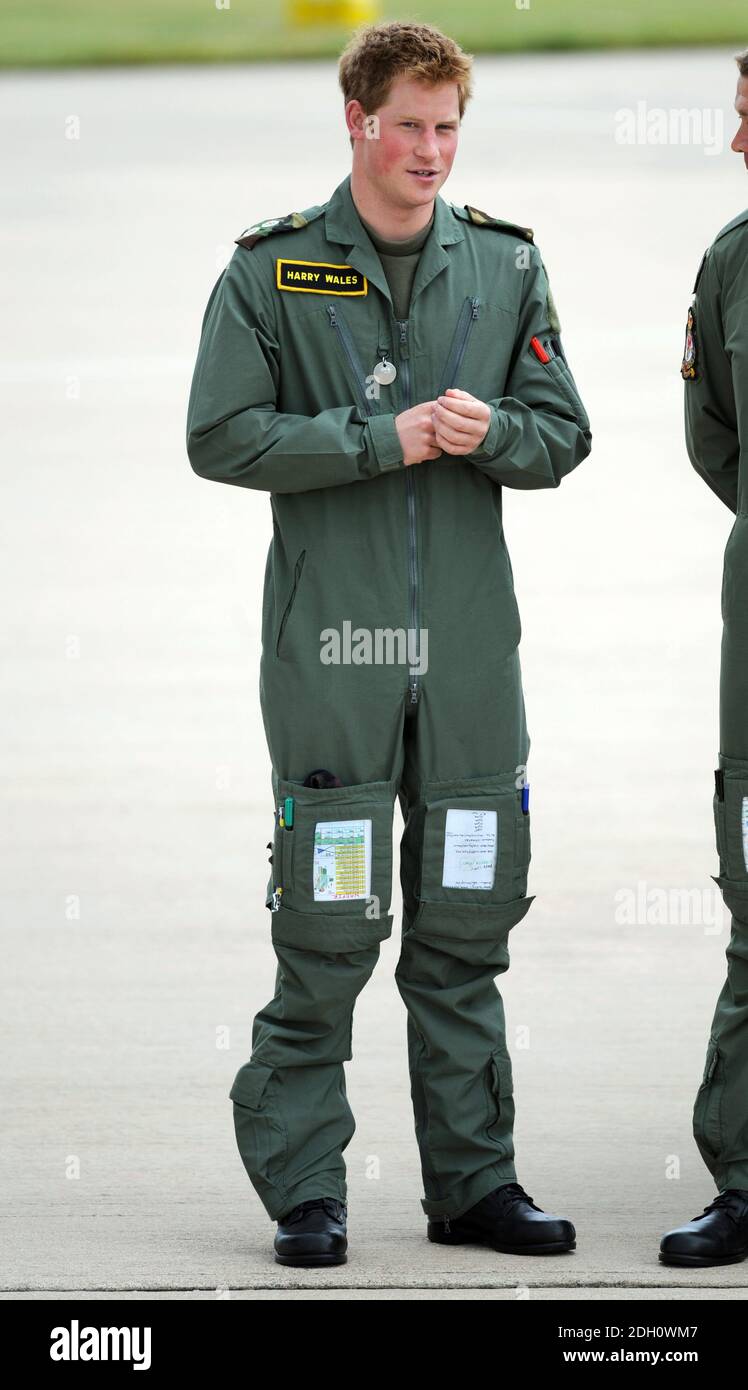 Prince Harry pendant un photocall à leur base militaire de formation en hélicoptère à la RAF Shawbury, Shrewsbury. Les deux Princes William et Harry sont actuellement basés à la maison de l'école de vol de l'hélicoptère de défense alors qu'ils suivent des cours d'entraînement d'hélicoptère militaire. William s'entraîne pour devenir pilote de recherche et sauvetage de la RAF, tandis que son frère plus jeune Harry vise à devenir pilote avec le corps d'aviation de l'Armée de terre. Banque D'Images
