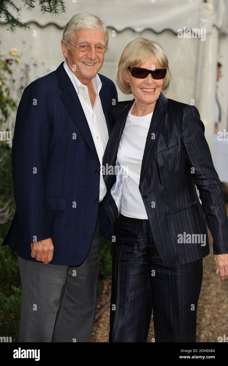 Michael Parkinson et sa femme Mary arrivent au Sir David Frost Summer Garden Party 2009, Carlyle Square à Chelsea, dans le centre de Londres. Banque D'Images