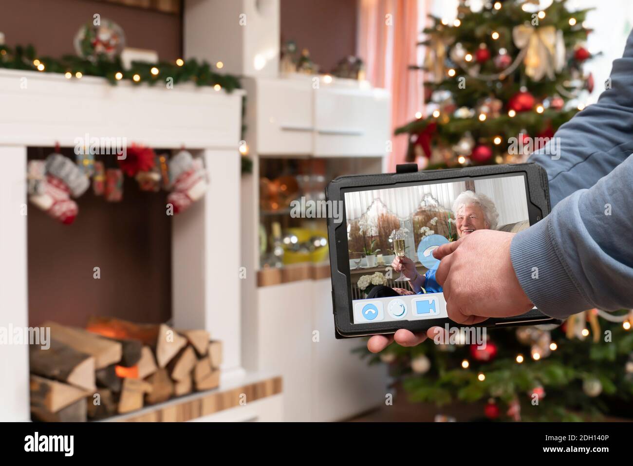 Pendant la pandémie de Corona, la famille ne se réunit pas à Noël. La grand-mère est en ligne avec la famille par appel vidéo. L'application est inimaginar Banque D'Images