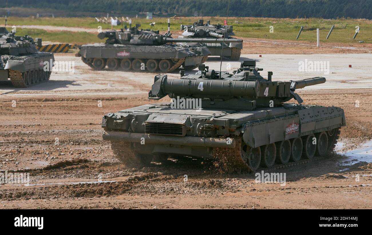 Les chars russes modernes de la gamme pendant la compétition.le jour de l'ouverture des Jeux internationaux de l'armée 'ARMÉE-2020', des équipages de chars ont eu lieu sur les glorieux chars soviétiques T-34, les meilleurs chars de la Seconde Guerre mondiale. En 2020, les départements militaires de 19 États, dont la Biélorussie, le Kazakhstan, la Chine et la Russie, ont participé au concours Tank Biathlon, dont les équipes ont été de multiples gagnants et lauréats du concours. Banque D'Images