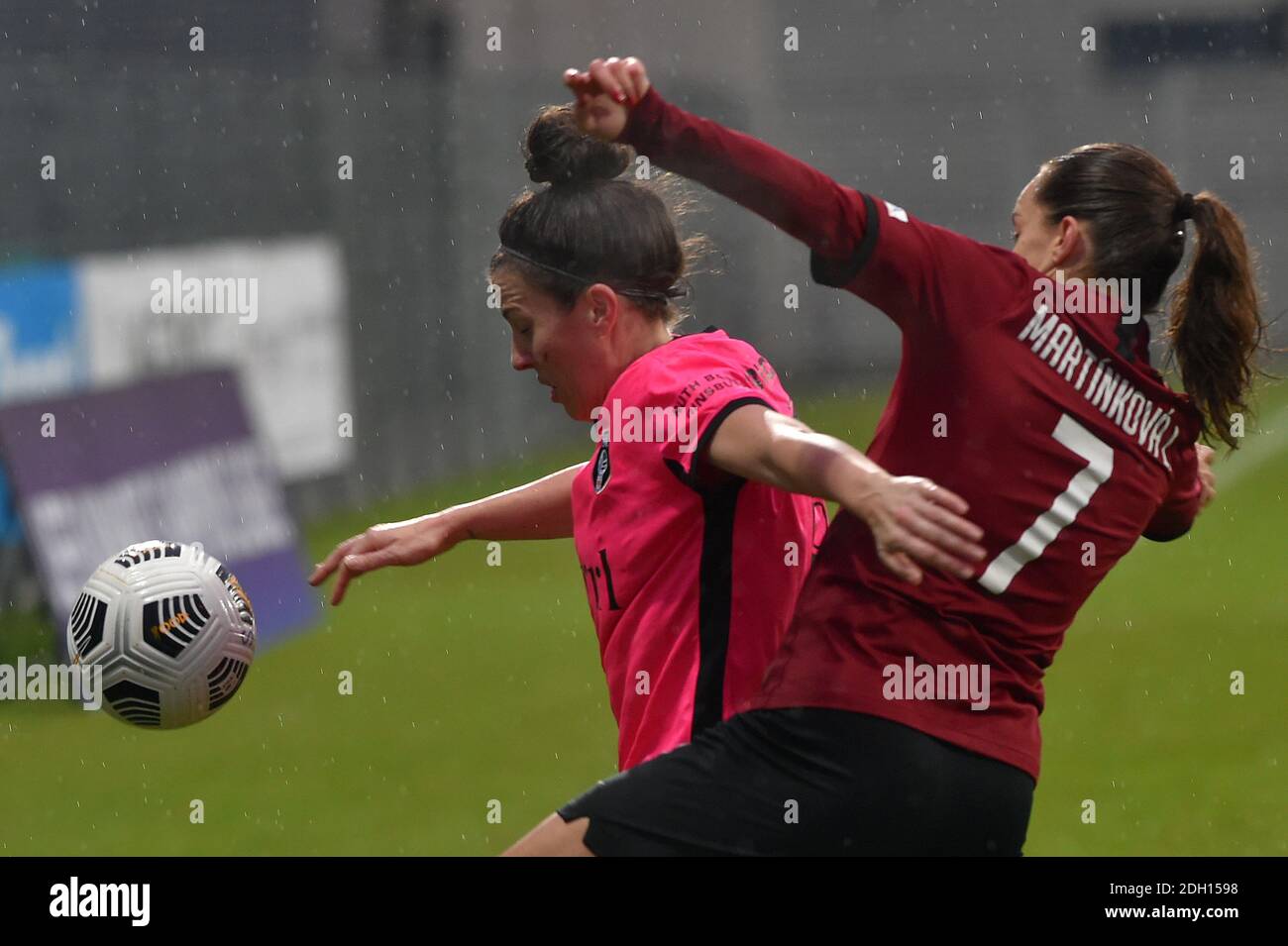 Chomutov, République tchèque. 9 décembre 2020. L-R Leanne Crichton de Glasgow et Lucie Martinkova de Sparta en action pendant le match de l'UEFA Women's Champions League AC Sparta Praha vs FC Glasgow City, à Chomutov, République Tchèque, le mercredi 9 décembre 2020. Crédit: Slavomir Kubes/CTK photo/Alamy Live News Banque D'Images