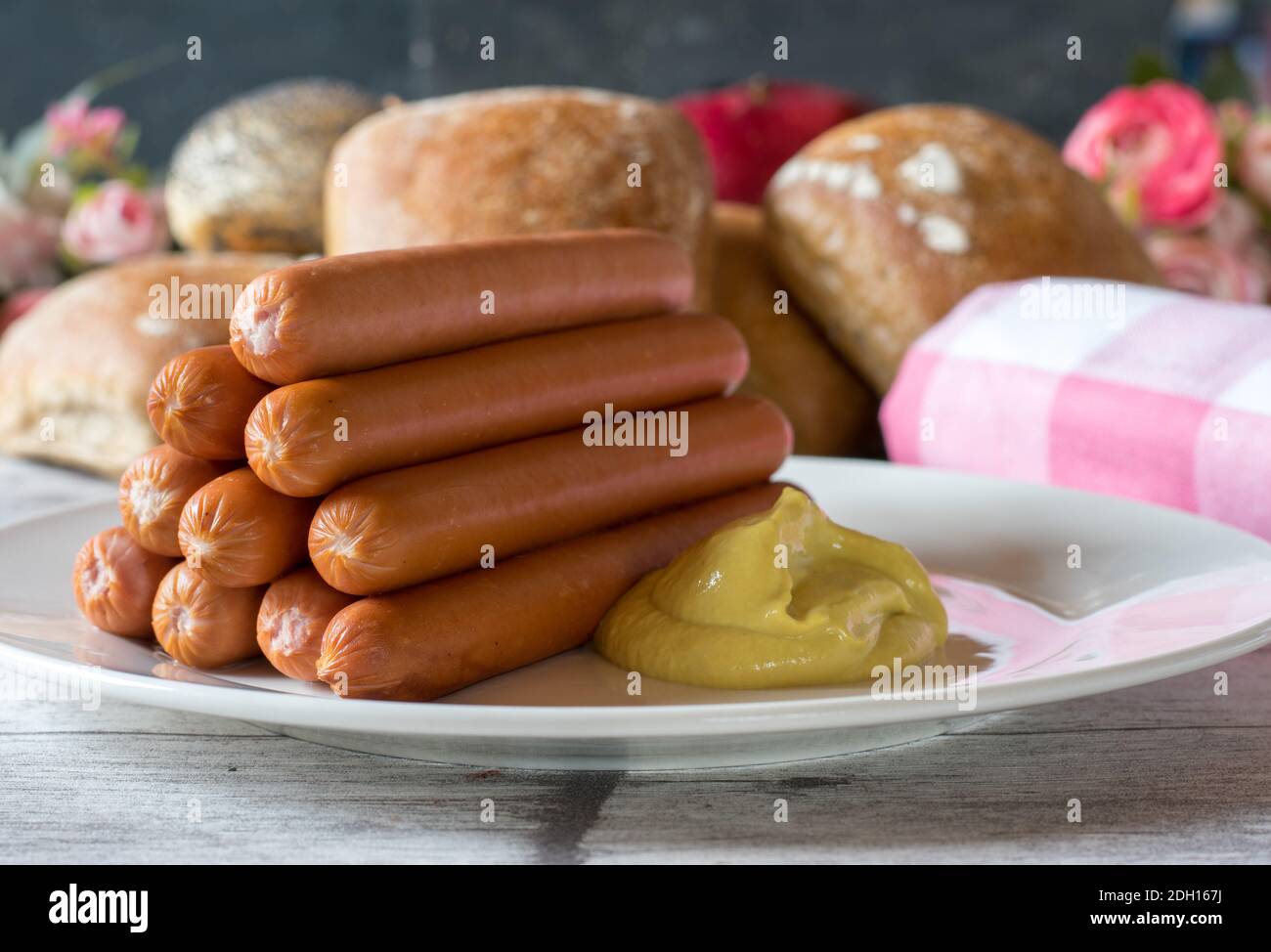 Allemand Wiener Würstchen avec moutarde et rouleaux Banque D'Images