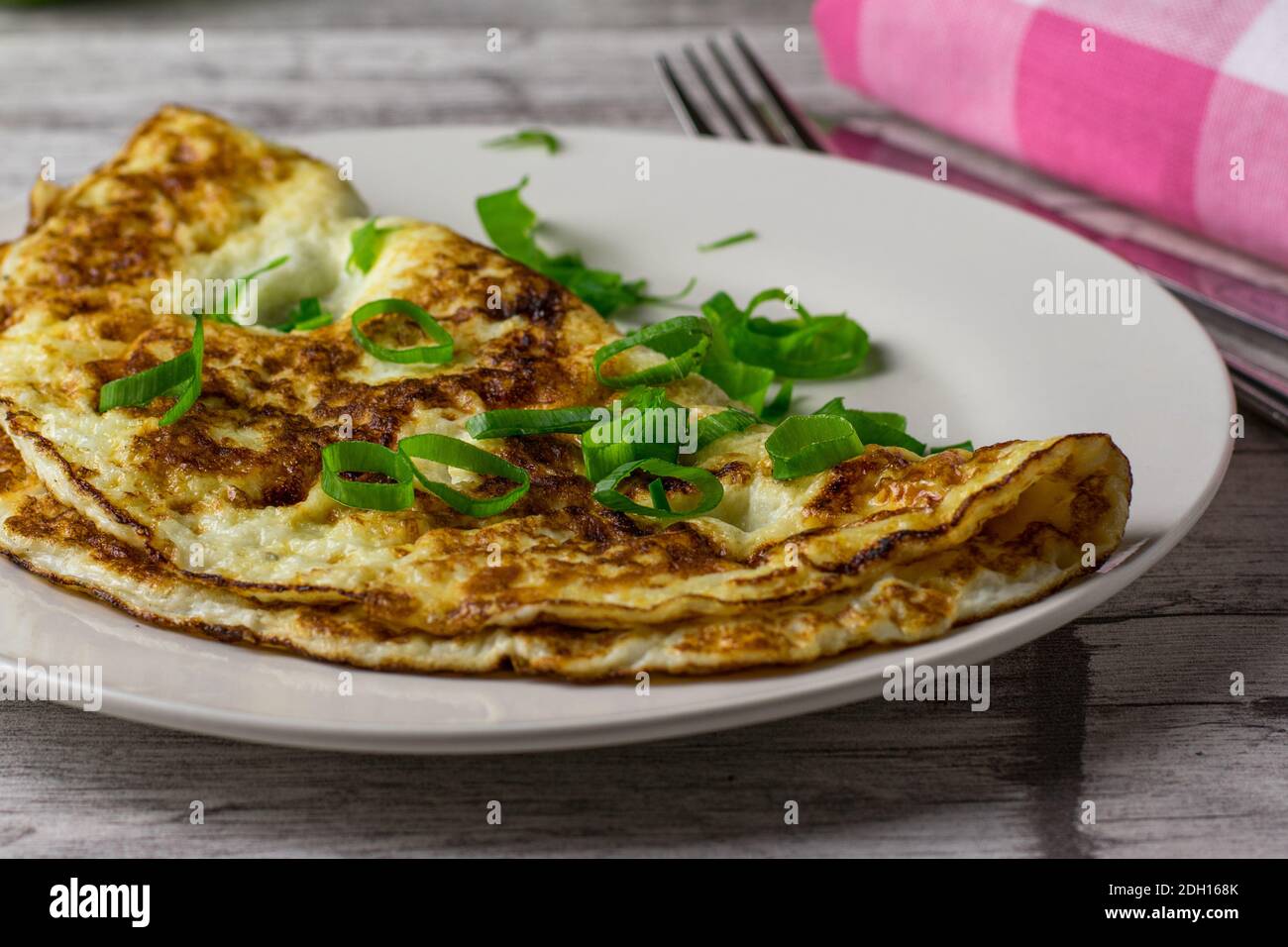 Omelette blanche aux œufs avec ciboulette sur une assiette Banque D'Images