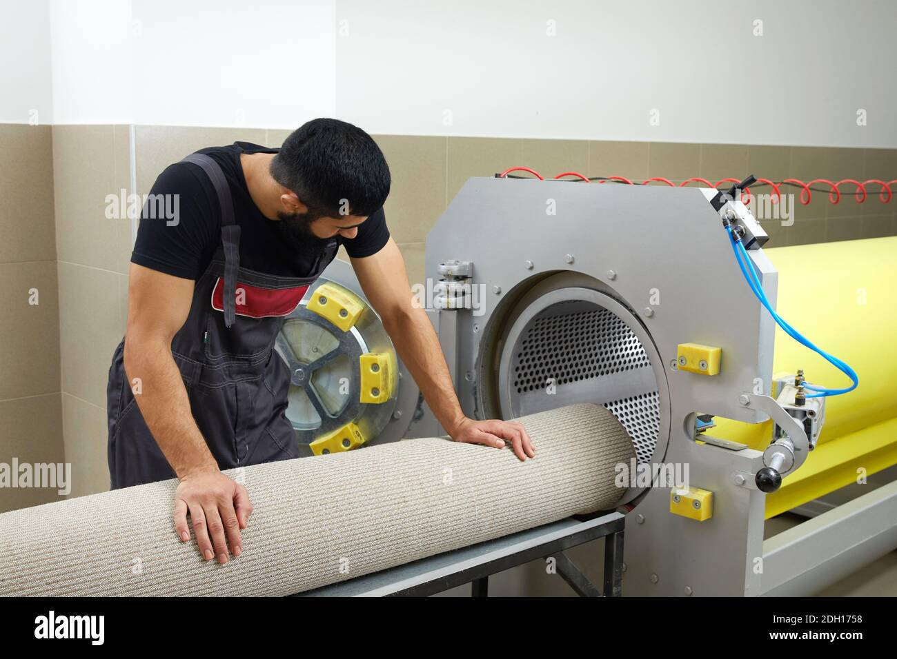 Homme utilisant la machine de séchage pour le nettoyage de tapis. Service  professionnel de nettoyage de tapis Photo Stock - Alamy