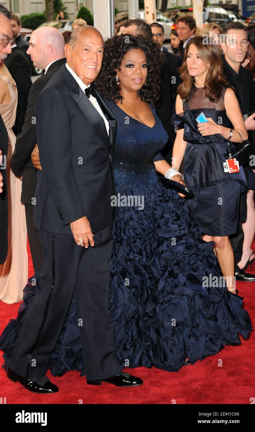 Oprah Winfrey et Oscar de la Renta en arrivant au Metropolitan Museum of Art Costume Institute en 2010, nous fêtons l'ouverture des femmes américaines, en façonnant une identité nationale. Tenue au Metropolitan Museum of Art de New York. Banque D'Images