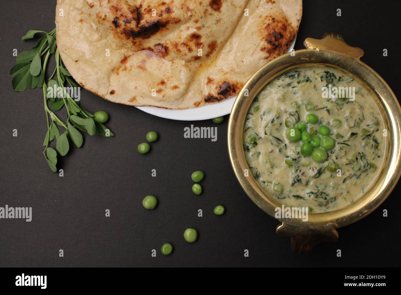 Methi Mutter Malai, serveur alimentaire indien avec naan ou tandoori roti. Banque D'Images