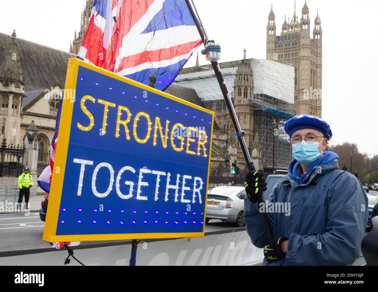 Un défenseur du Remain démontre à l'extérieur des chambres du Parlement. Il veut que le Royaume-Uni reste membre de l'UE et il a un signe « plus ensemble ». Banque D'Images
