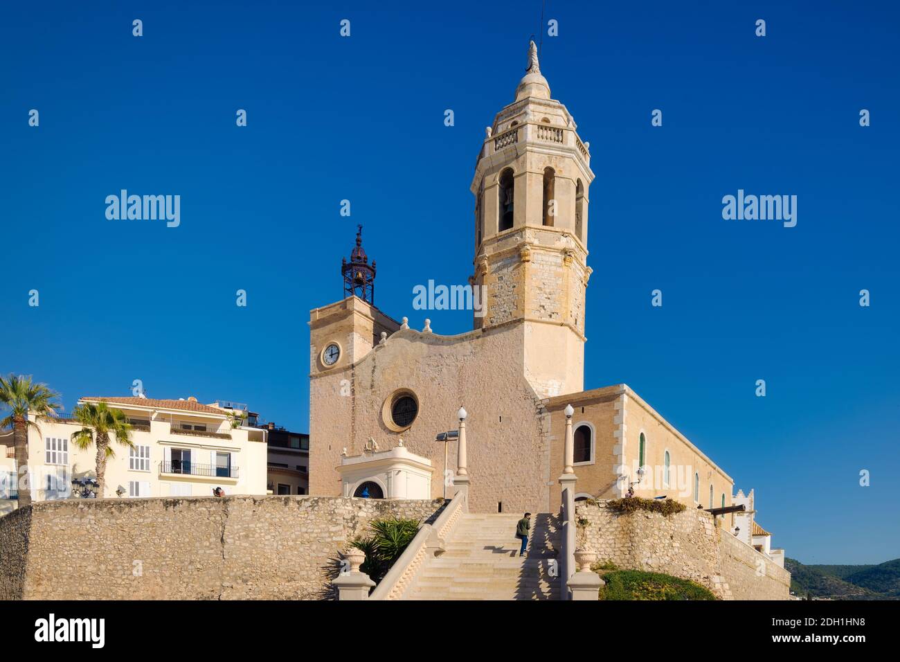 Vue sur l'escalier qui monte jusqu'à l'église de Sant Bartolome et Santa Tecla depuis la plage de Sitges, Catalogne, Espagne Banque D'Images