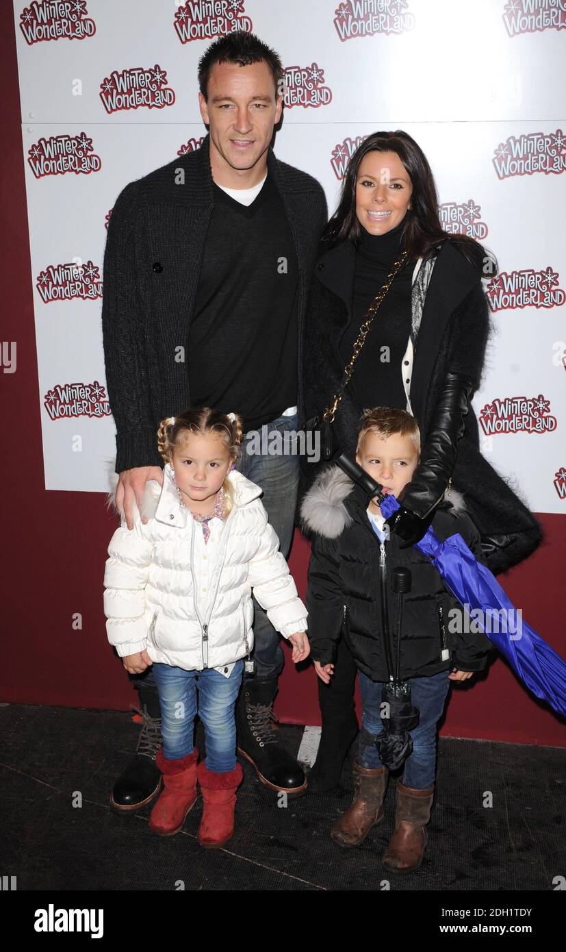 John Terry avec sa femme Toni Poole Terry, son fils Georgie John et sa fille Summer Rose au Winter Wonderland à Hyde Park, Londres. Banque D'Images