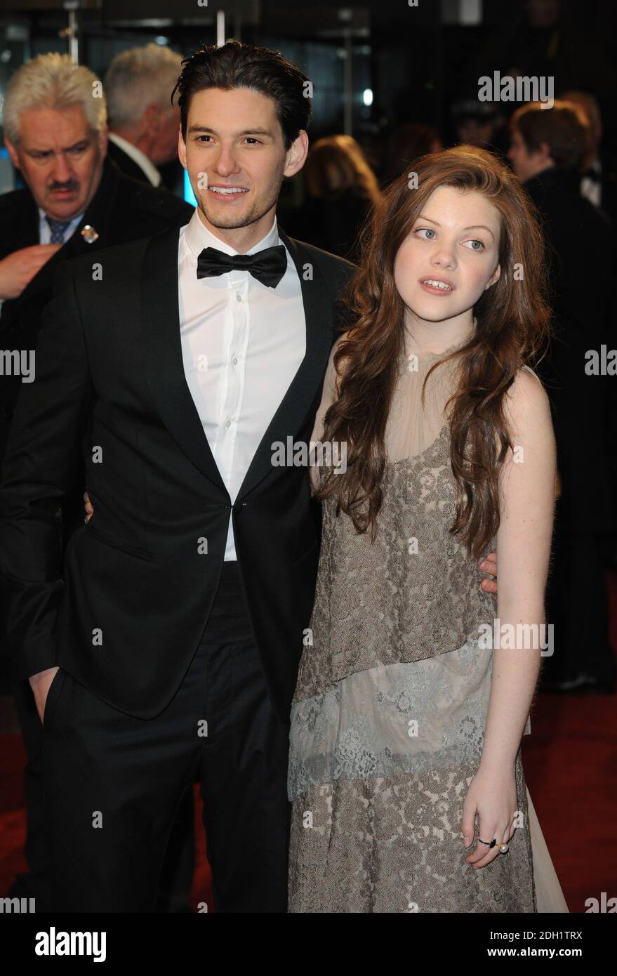 Ben Barnes et Georgie Henley arrivent pour la première royale des chroniques de Narnia : le voyage de l'Aube TReader à l'Odeon Leicester Square, au centre de Londres. Banque D'Images