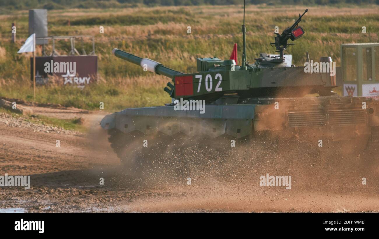 Kubinka, Russie. 23 août 2020. Un char chinois ramasse des huttes de terre avec des pistes pendant la compétition.le jour de l'ouverture des Jeux de l'armée internationale ''ARMY-2020'', des équipes de chars ont eu lieu sur les glorieux chars soviétiques T-34, les meilleurs chars de la Seconde Guerre mondiale. En 2020, les départements militaires de 19 États, dont la Biélorussie, le Kazakhstan, la Chine et la Russie, ont participé au concours Tank Biathlon, dont les équipes ont été de multiples gagnants et lauréats du concours. Crédit : Mihail Tokmakov/SOPA Images/ZUMA Wire/Alay Live News Banque D'Images