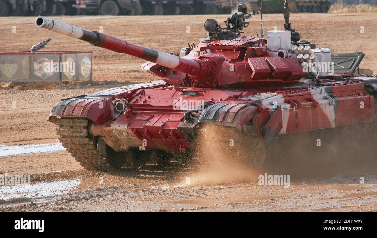 Kubinka, Russie. 23 août 2020. Le char azerbaïdjanais passe devant les stands avec des spectateurs pendant la compétition.le jour de l'ouverture des Jeux de l'armée internationale ''ARMY-2020''', des équipes de chars ont eu lieu sur les glorieux chars soviétiques T-34, les meilleurs chars de la Seconde Guerre mondiale. En 2020, les départements militaires de 19 États, dont la Biélorussie, le Kazakhstan, la Chine et la Russie, ont participé au concours Tank Biathlon, dont les équipes ont été de multiples gagnants et lauréats du concours. Crédit : Mihail Tokmakov/SOPA Images/ZUMA Wire/Alay Live News Banque D'Images