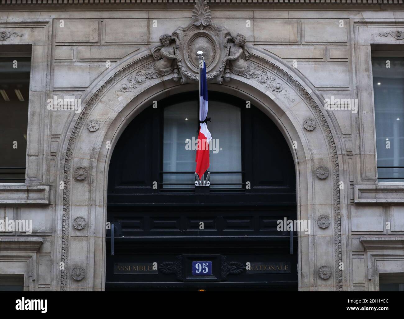 (201209) -- PARIS, le 9 décembre 2020 (Xinhua) -- le drapeau national français avec ruban noir est vu à l'Assemblée nationale pour pleurer le regretté président Valéry Giscard d'Estaing à Paris, France, le 9 décembre 2020. Jeudi soir, le président français Emmanuel Macron a déclaré que le 9 décembre était une journée de deuil national pour le regretté président Valéry Giscard d'Estaing. Giscard d'Estaing, président de la France de 1974 à 1981, a fermement soutenu l'intégration européenne et a travaillé avec l'ancien chancelier allemand Helmut Schmidt pour créer le système monétaire européen (SME) en 1979, qui a plus tard donné naissance à l'euro, celui de l'Europe Banque D'Images