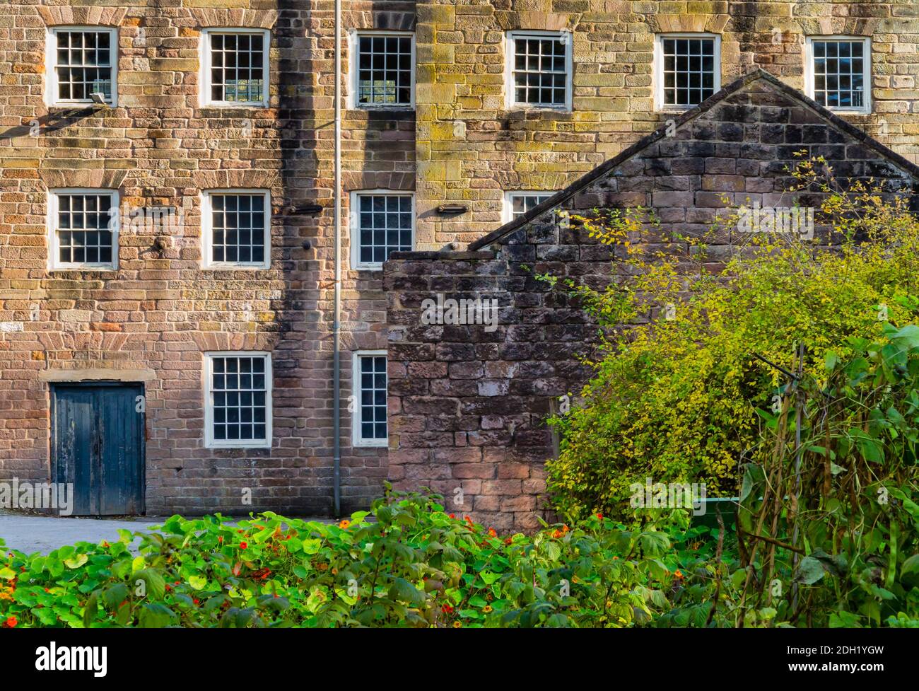 Les bâtiments d'usine de Cromford Mill, le premier au monde alimenté par l'eau Usine de coton construite par Richard Arkwright en 1771 à Cromford Derbyshire Angleterre Royaume-Uni Banque D'Images