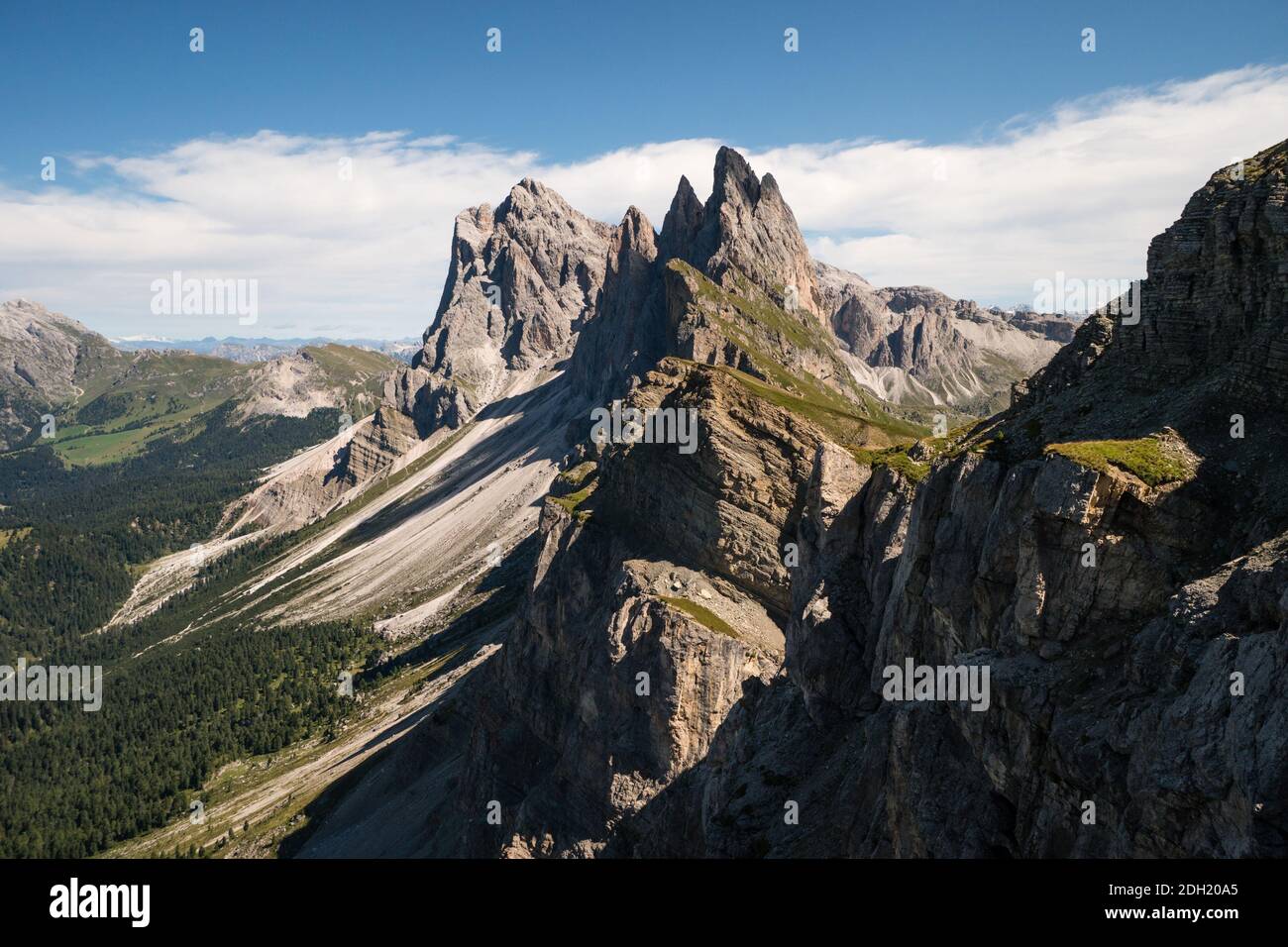 Vue sur les sommets du parc naturel d'Odle Puez depuis Seceda, magnifique paysage de montagne dans les Alpes, les Dolomites, l'Italie, l'Europe Banque D'Images