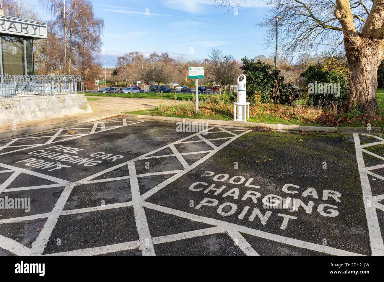 Wiltshire County Council pool car point de recharge des baies de stationnement. Réseau de charge BP Pulse EV, Trowbridge, Wiltshire, Angleterre, Royaume-Uni Banque D'Images