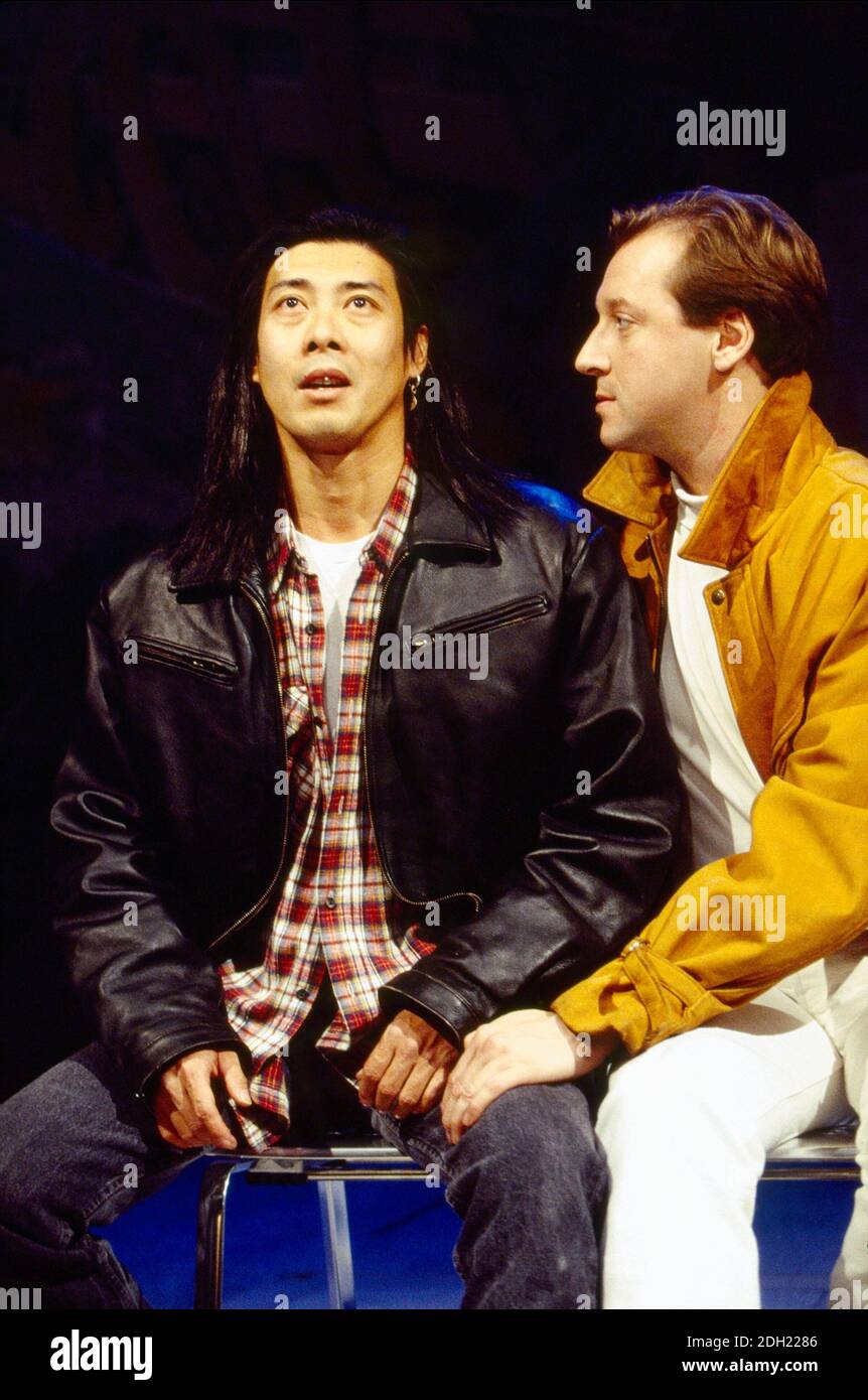 l-r: François Chau (Greg), Stefan Bednarczyk (Simkins) dans LE L. A. PIÈCES de Han Ong au Almeida Theatre, Londres N1 09/11/1993 design: Julian McGowan éclairage: Rick Fisher directeur: Matthew Lloyd Banque D'Images