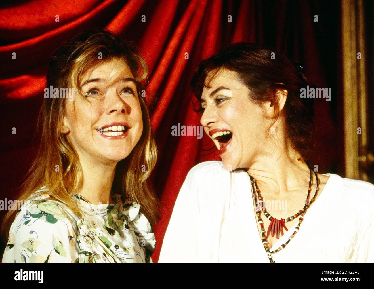 l-r: Janie Dee (Violet), Diana Kent (Rose) en VISION PARALLÈLE par Stephanie Crawford au King’s Head Theatre, Londres N1 08/11/1993 musique: Simon Brint & Simon Wallace design: Demetra Hersey éclairage: David Hersey mouvement: Elizabeth Blake réalisateur: Dan Crawford Banque D'Images