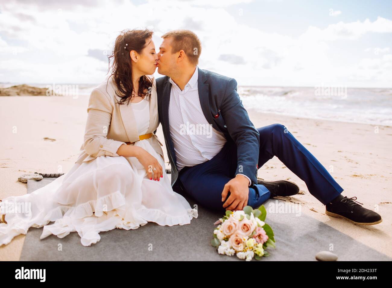 Un couple fraîchement marrié qui baise fort