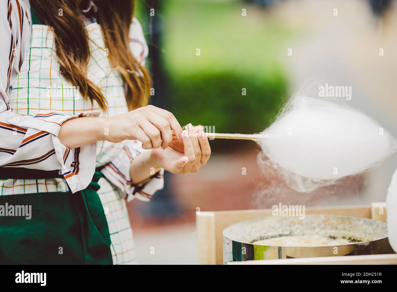 Le thème est une famille petite entreprise de cuisine des bonbons. Les mains de gros plan la jeune femme commerçant propriétaire de la boutique fait un fil de bonbons, équitable Banque D'Images