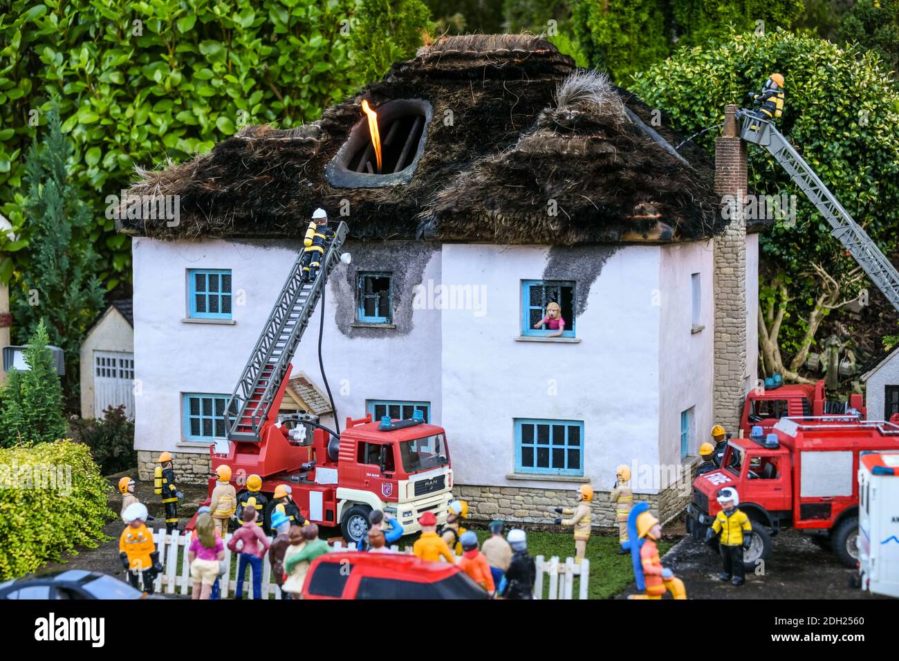 Maison sur feu avec pompiers présents, une partie du village modèle de Babbacombe à Devon. Banque D'Images