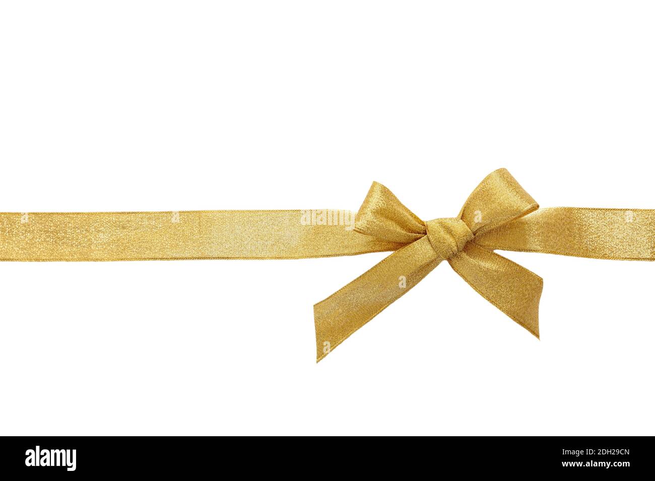 Noeud doré avec ruban découpé isolé sur fond blanc, Noël doré décoratif, jour de la Saint-Valentin, cadeau d'anniversaire concept. Banque D'Images