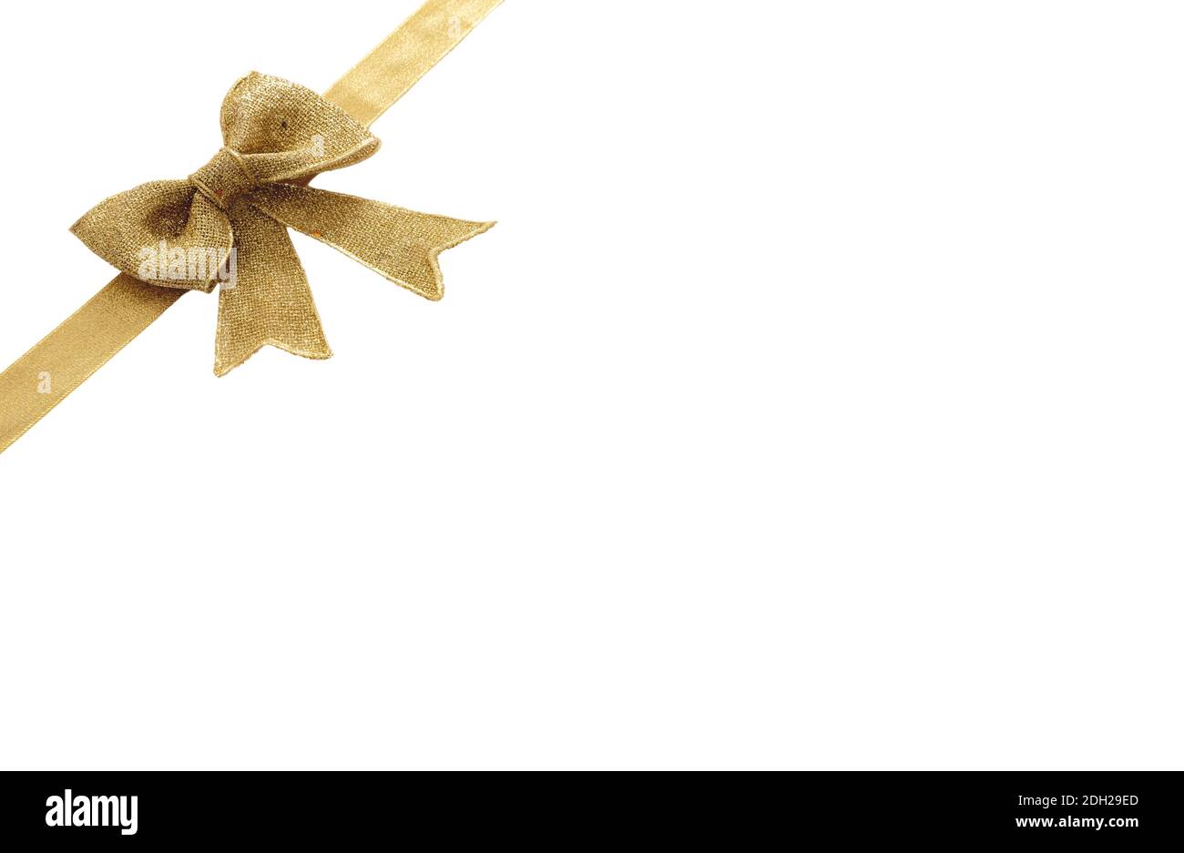 Noeud doré avec ruban découpé isolé sur fond blanc, Noël doré décoratif, jour de la Saint-Valentin, cadeau d'anniversaire concept. Banque D'Images