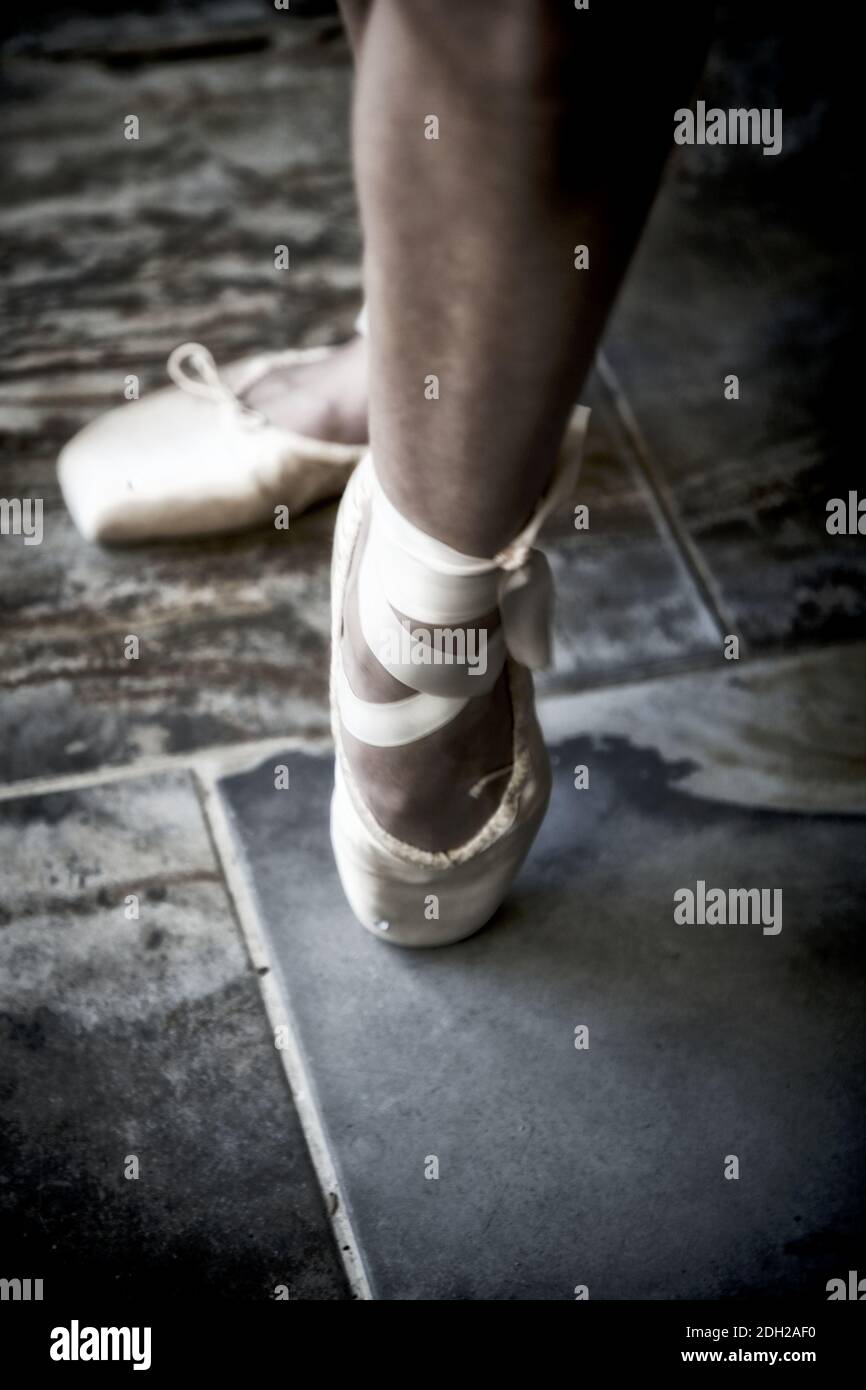 Pieds d'une fille avec ballerines Banque D'Images