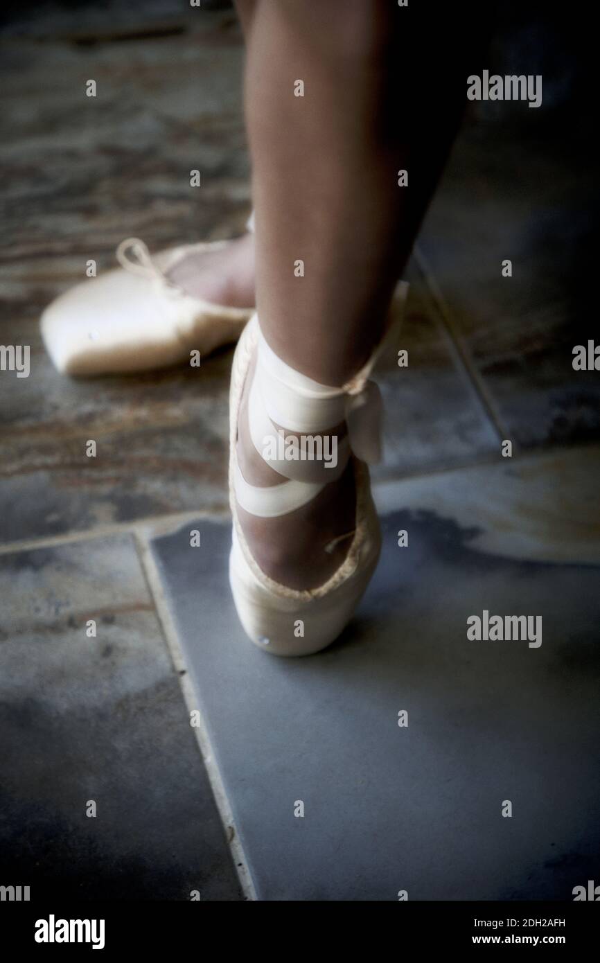 Pieds d'une fille avec ballerines Photo Stock - Alamy