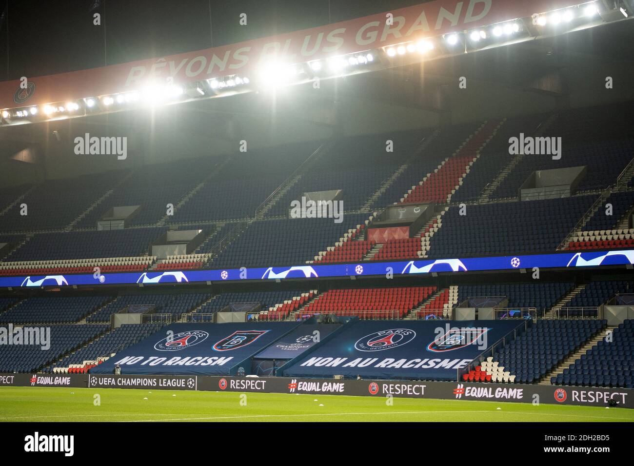 Vue générale d'un drapeau antiracisme à l'intérieur du stade avant le match de football du groupe H de la Ligue des champions de l'UEFA entre Paris Saint-Germain (PSG) et Istanbul Basaksehir à Paris, France, 08 décembre 2020.photo de David Niviere/ABACAPRESS.COMRésolution : Banque D'Images