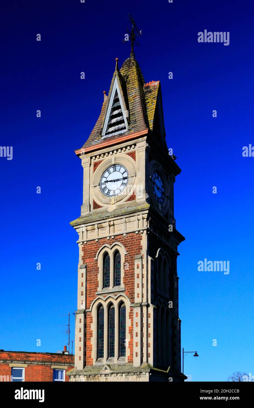 La tour de l'horloge et le Queen Victoria Memorial, Newmarket Town, Suffolk, Angleterre, Royaume-Uni Banque D'Images