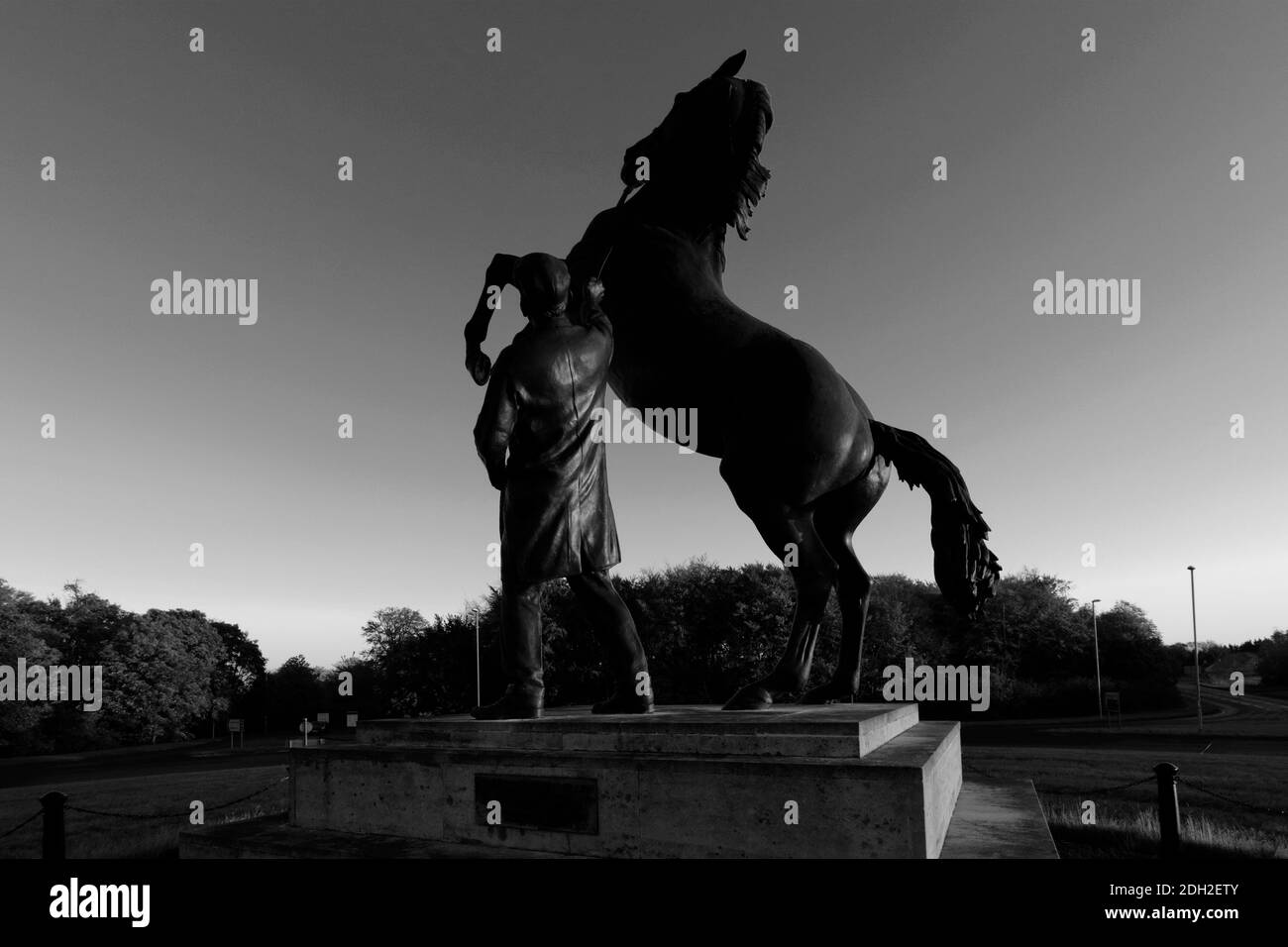 Lever de soleil au-dessus de la statue de étalon de Newmarket par Marcia Astor et Allan Sly, à l'hippodrome de Newmarket, Suffolk, Angleterre, Royaume-Uni Banque D'Images