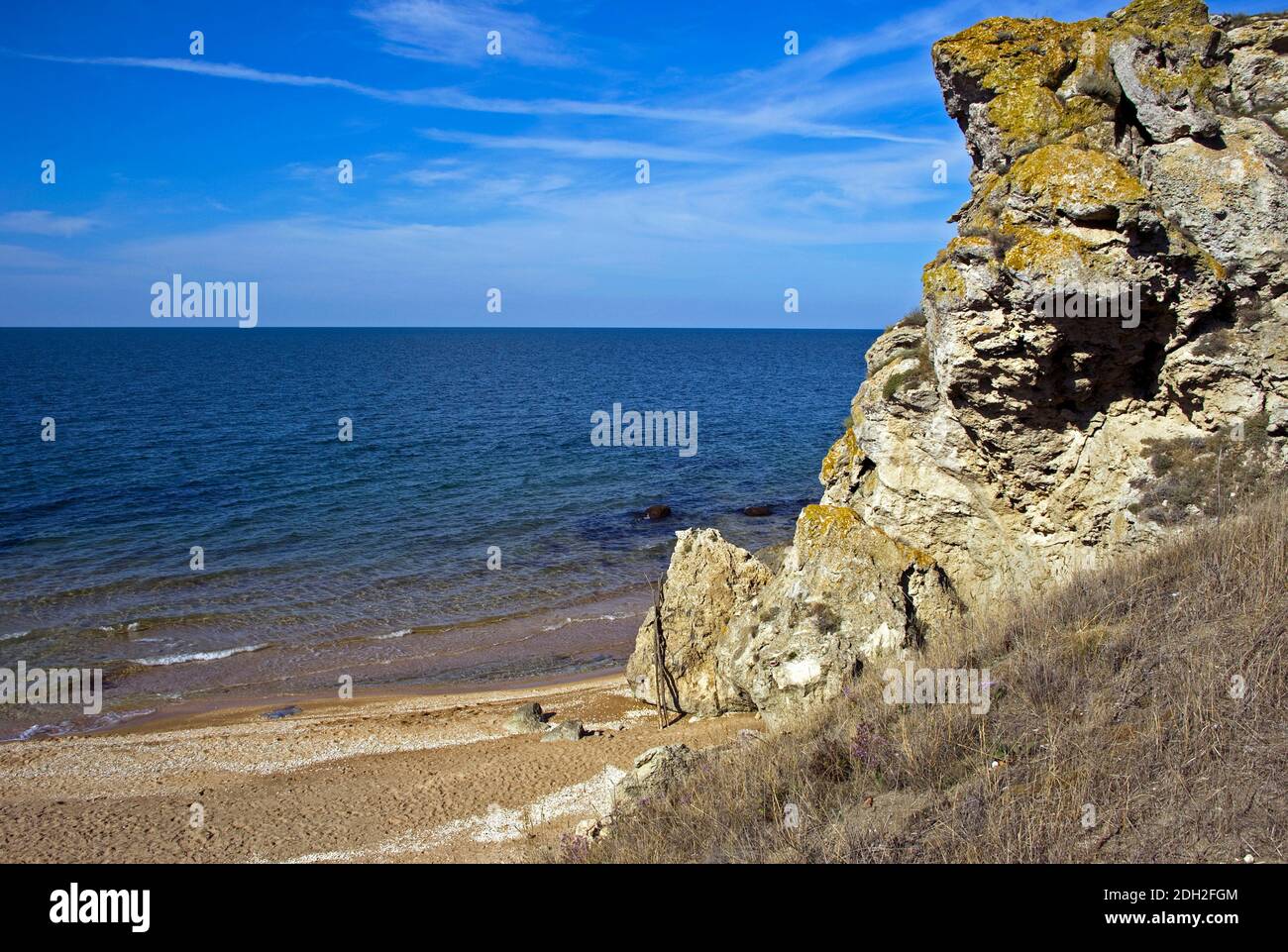 Sur la rive rocheuse de la mer d'Azov. Banque D'Images