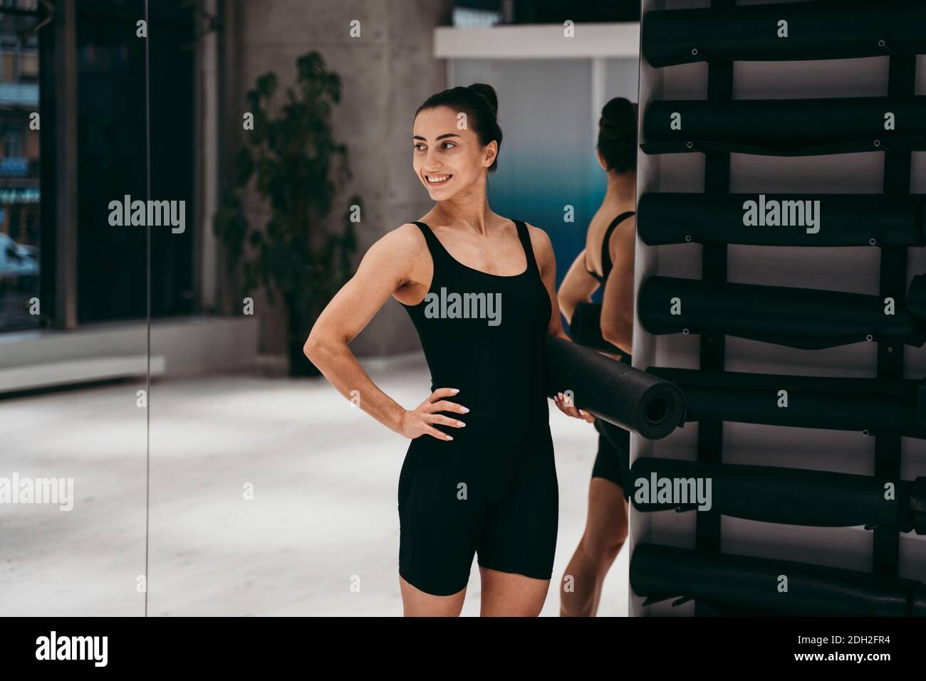 Belle fille d'entraînement dans la salle de gym. Danseuse russe classique qui se stretching et pose de yoga Banque D'Images