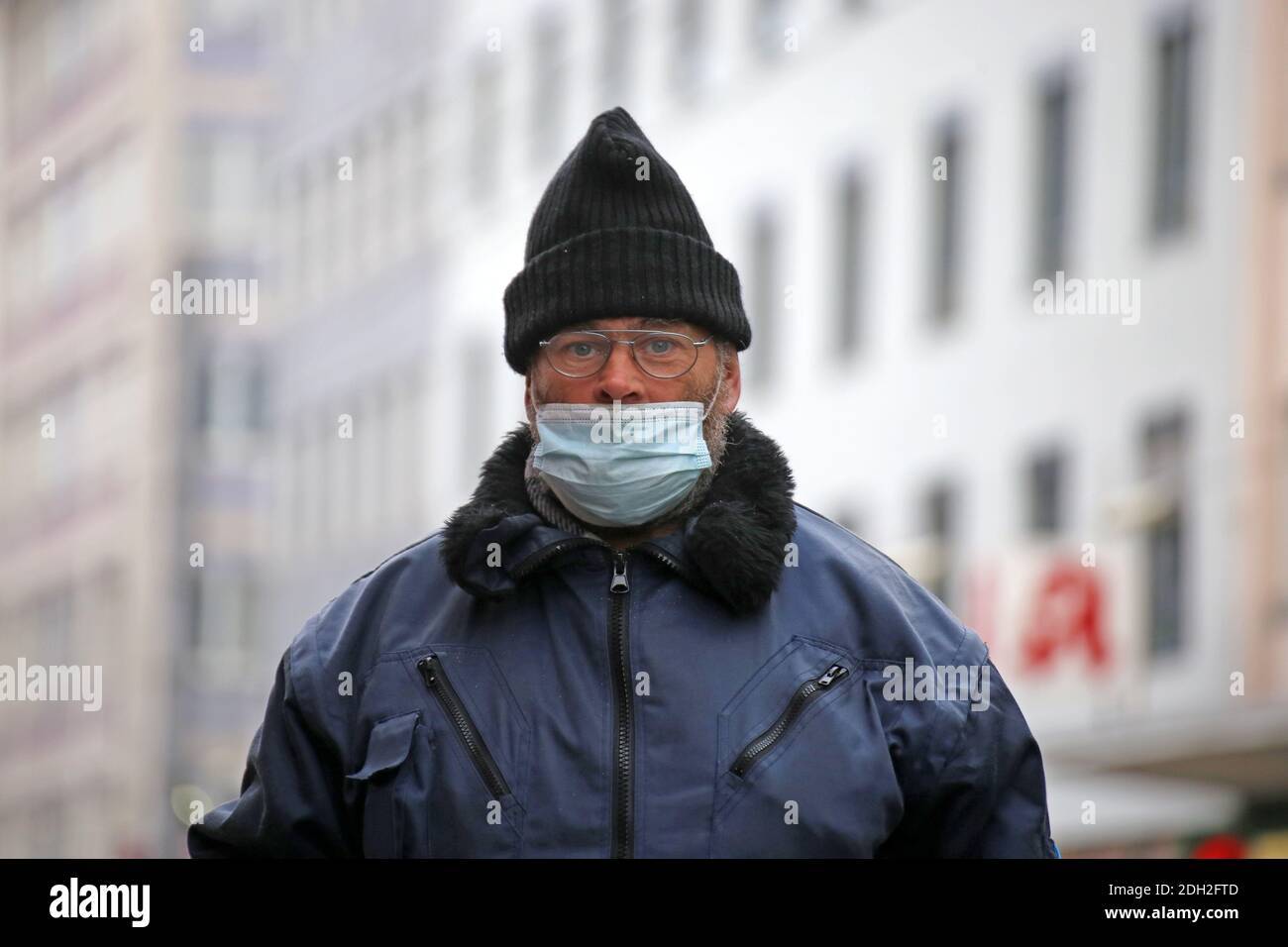 Mannheim, Allemagne, décembre 2020: Sans-abri à l'époque de Corona. La pandémie du virus corona exacerbe la situation des sans-abri dans le pays ( Banque D'Images