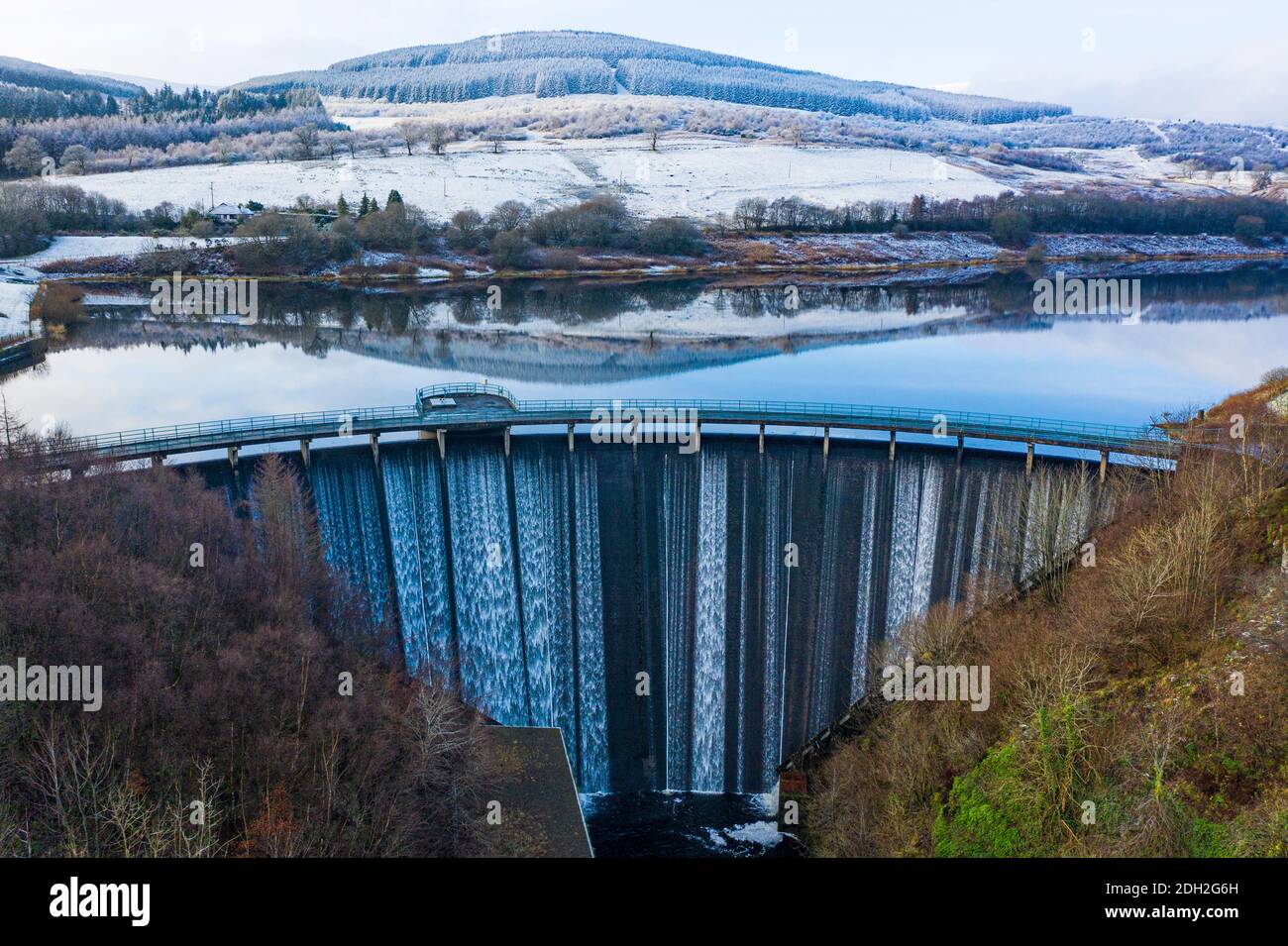 Vue sur le réservoir et le déversoir du barrage de Castlehill à Glen Devon, Écosse, Royaume-Uni Banque D'Images