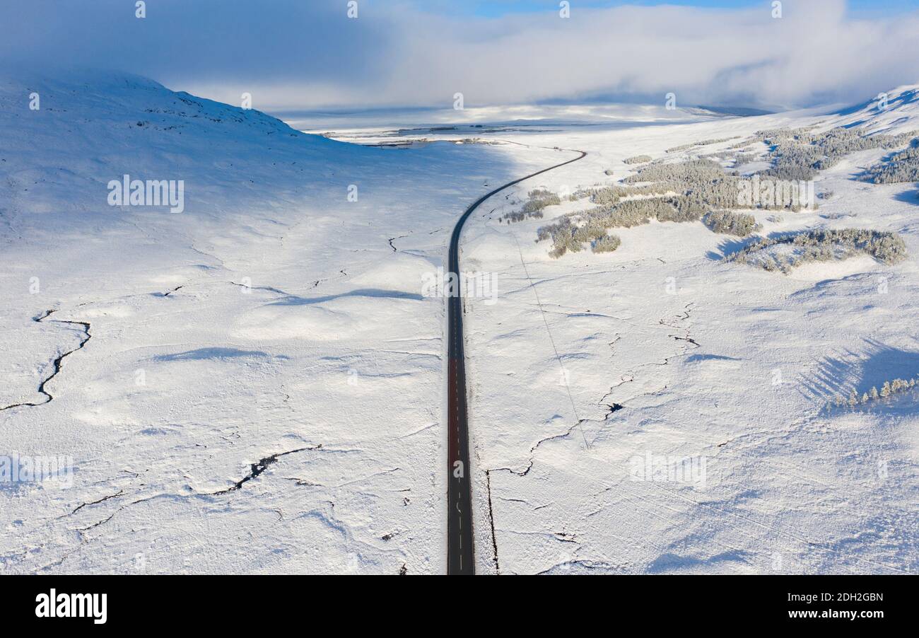 Vue aérienne de la route A82 traversant Rannoch Moor couvert de neige en hiver, Highlands, Écosse, Royaume-Uni Banque D'Images