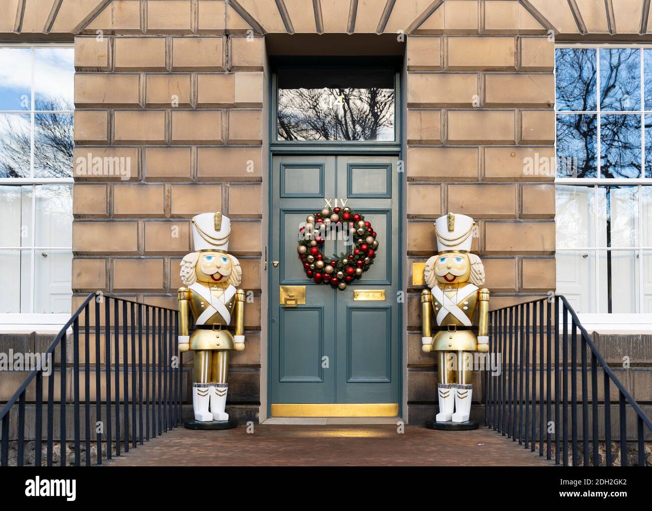Détail de la couronne de Noël traditionnelle et de grandes statues décoratives à l'entrée de la maison dans la Nouvelle ville d'Édimbourg, Écosse, Royaume-Uni Banque D'Images