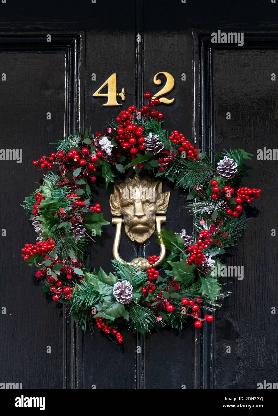 Détail de la couronne de Noël traditionnelle sur la porte d'entrée de la maison à New Town of Edinburgh, Écosse, Royaume-Uni Banque D'Images