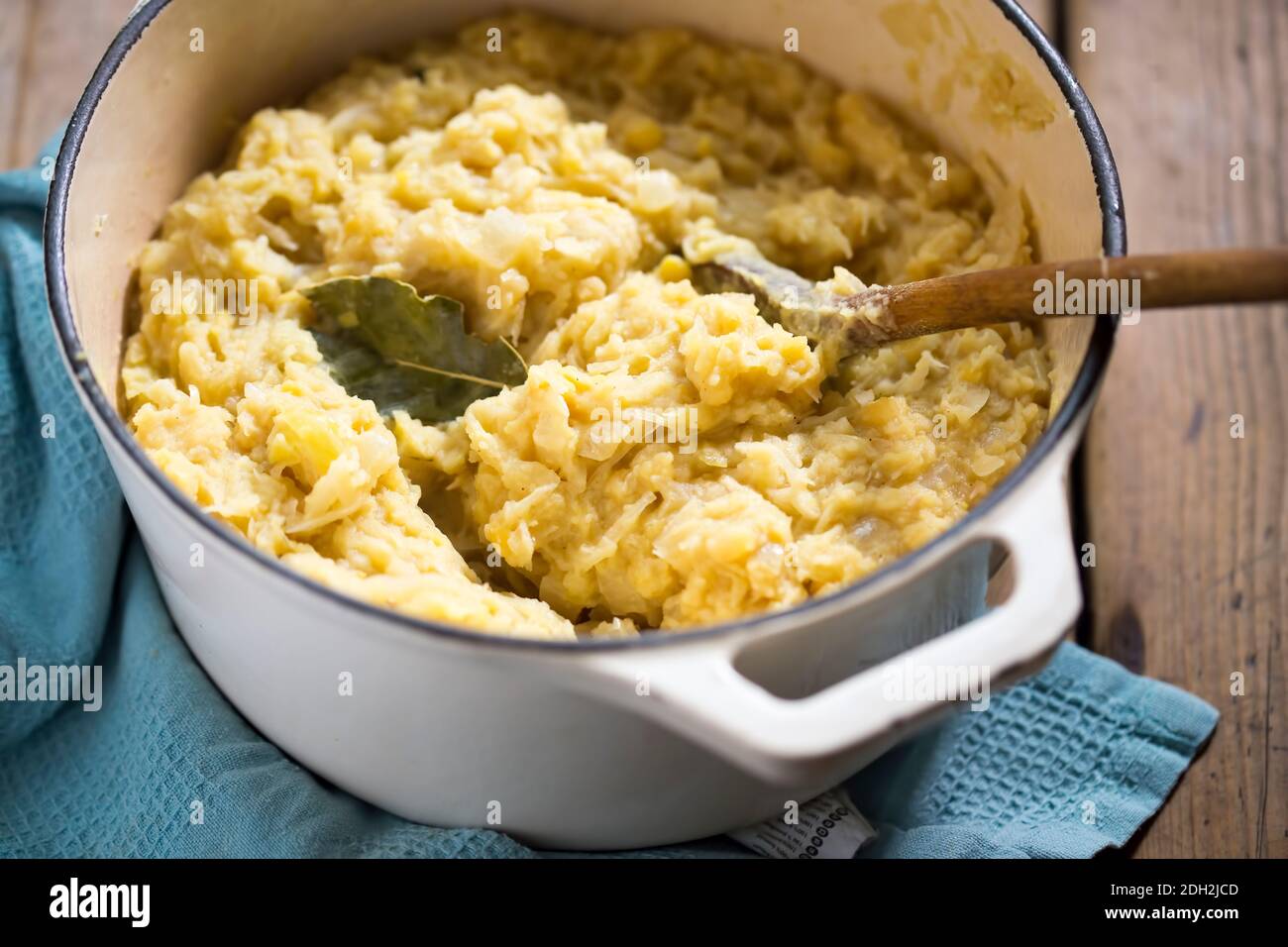Chou polonais aux pois jaunes - plat polonais de la veille de Noël Banque D'Images