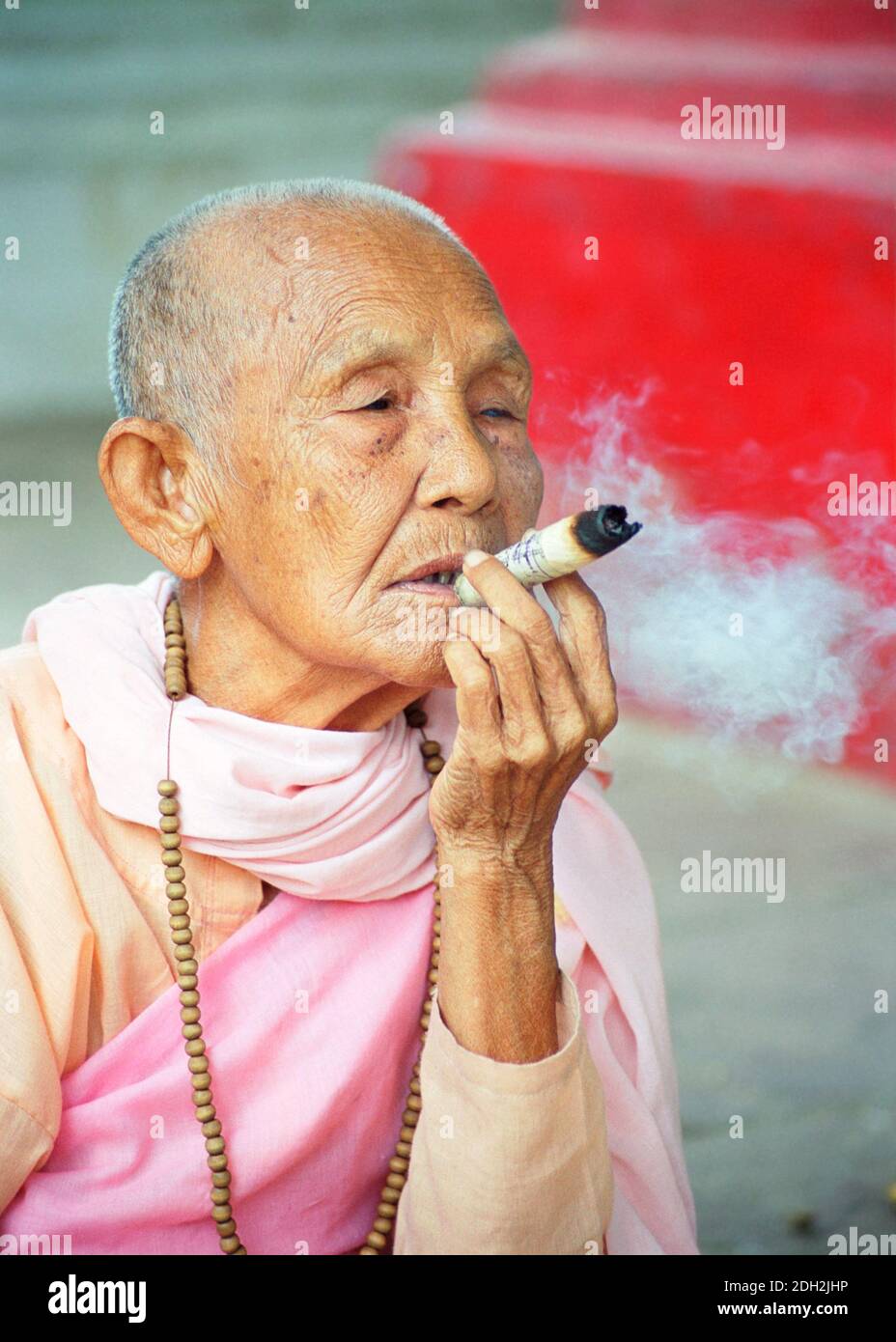 Nun bouddhiste à Mingun Bell, Myanmar Banque D'Images