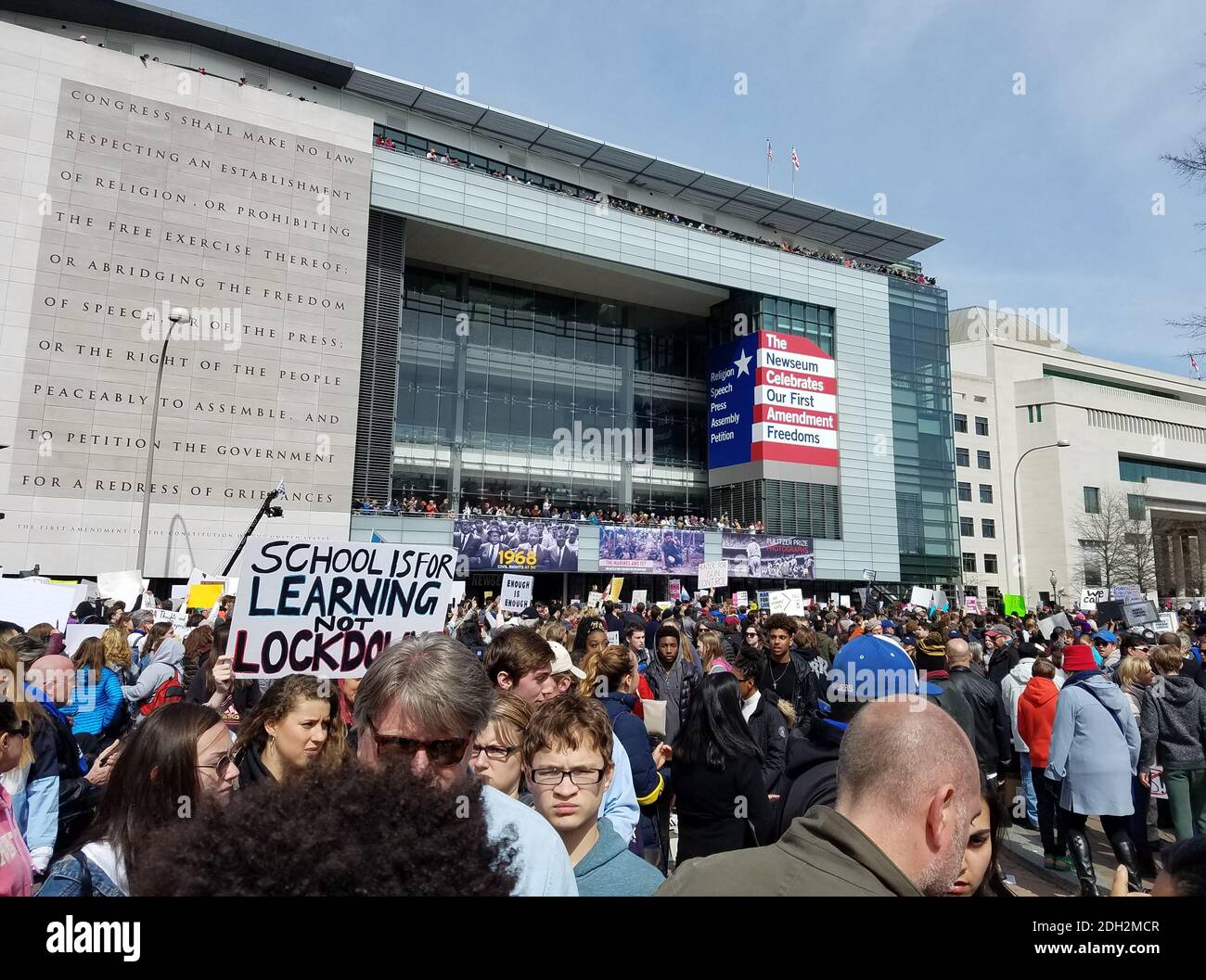 WASHINGTON, DC, États-Unis - 24 MARS 2018 : les gens manifestent en mars pour nos vies, un rassemblement dirigé par des étudiants, exigeant la fin de la violence par les armes à feu et des respirons Banque D'Images