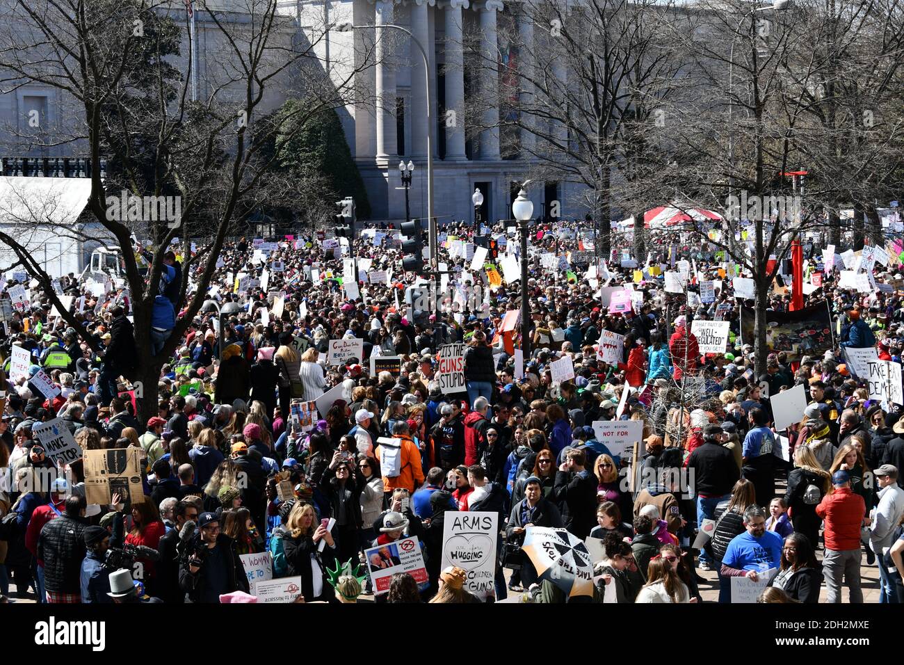 WASHINGTON, DC, États-Unis - 24 MARS 2018 : les gens manifestent en mars pour nos vies, un rassemblement dirigé par des étudiants, exigeant la fin de la violence par les armes à feu et des respirons Banque D'Images