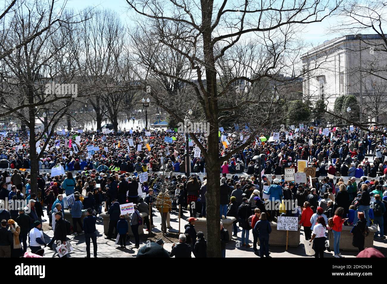 WASHINGTON, DC, États-Unis - 24 MARS 2018 : les gens manifestent en mars pour nos vies, un rassemblement dirigé par des étudiants, exigeant la fin de la violence par les armes à feu et des respirons Banque D'Images