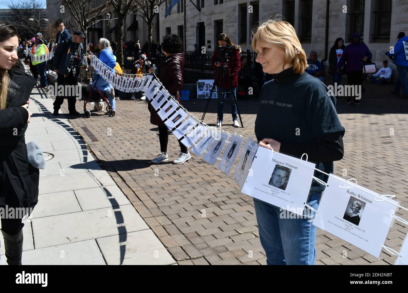 WASHINGTON, DC, États-Unis - 24 MARS 2018 : les gens manifestent en mars pour nos vies, un rassemblement dirigé par des étudiants, exigeant la fin de la violence par les armes à feu et des respirons Banque D'Images